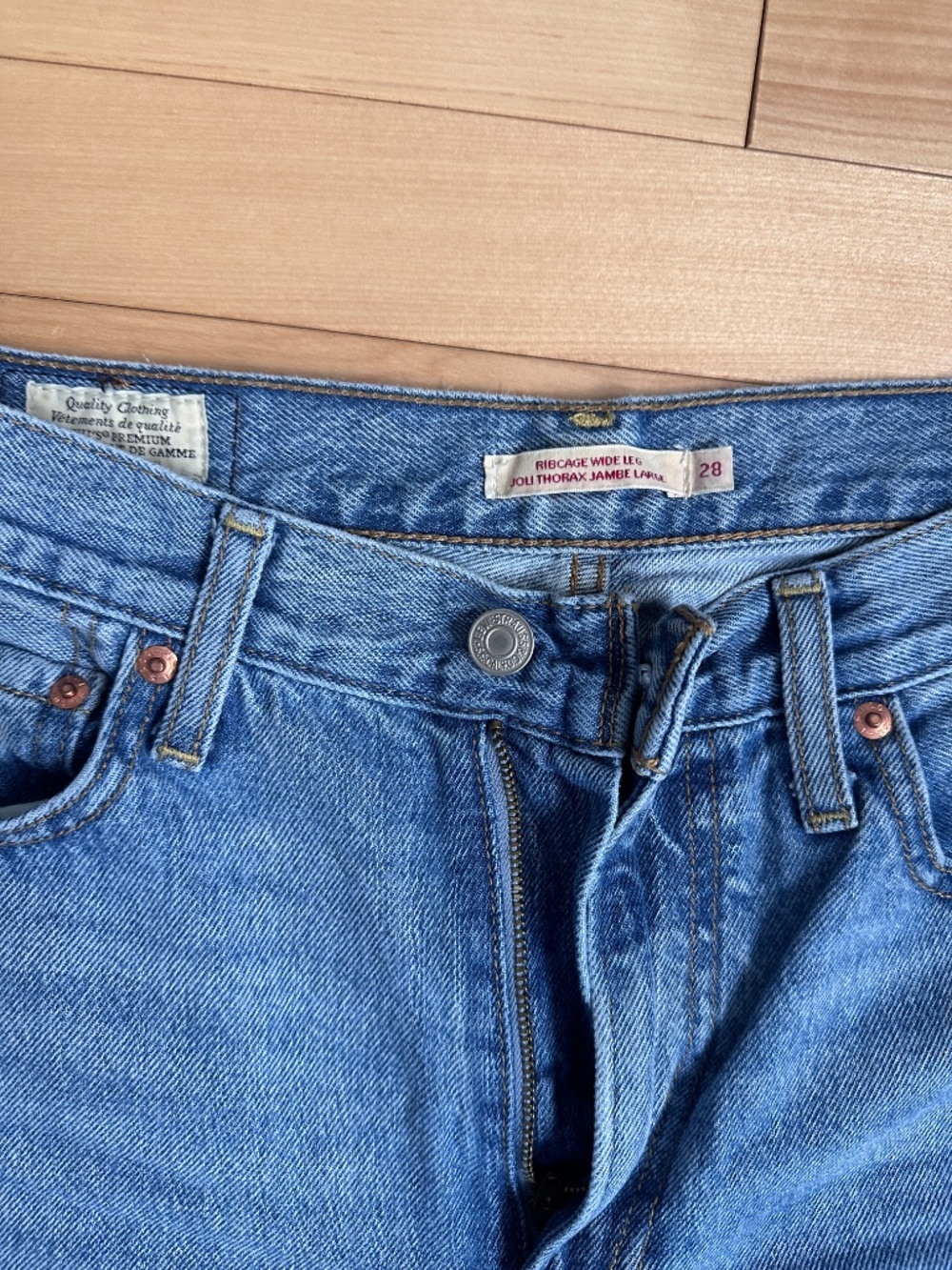 Levis Ribcage Wide Leg - Picture 2 of 2
